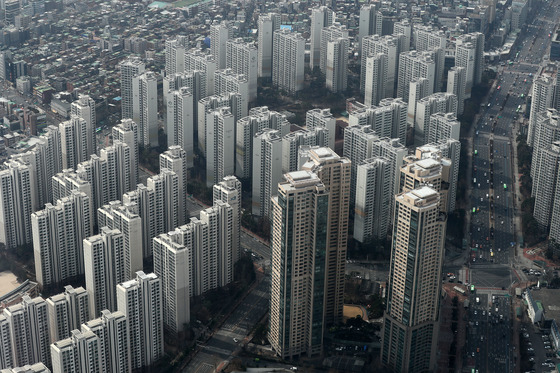  10일 서울 송파구 롯데월드타워 서울스카이에서 바라본 아파트 단지. /사진=뉴스1