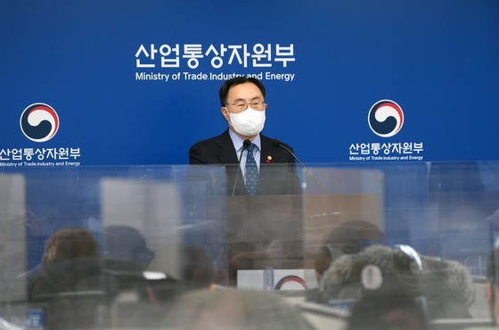 (서울=뉴스1) = 문승욱 산업통상자원부 장관이 25일 오전 정부세종청사 산업부 기자실에서 '산업통상자원부 출입기자단 간담회'를 하고 있다. (산업통상자원부 제공) 2022.1.25/뉴스1  