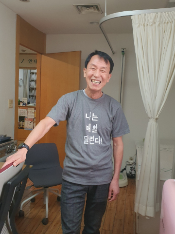 자신의 진료실에서 '나는 매일 달린다' 셔츠를 입어 보이는 이동윤원장. 건강한 미소가 얼굴에 가득하다/사진=김준형