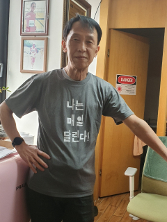 뒷편 액자 속 사진들이 '러너' 이동윤의 살아온 궤적을 보여준다/사진=김준형