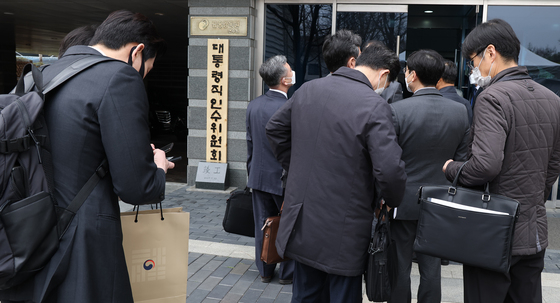 24일 오후 서울 종로구 통의동 제20대 대통령직인수위 입구에서 회의 참석차 인수위를 찾은 각 부처 공무원들과 전문가들이 보안 검색을 받기 위해 대기하고 있다./사진=뉴스1  