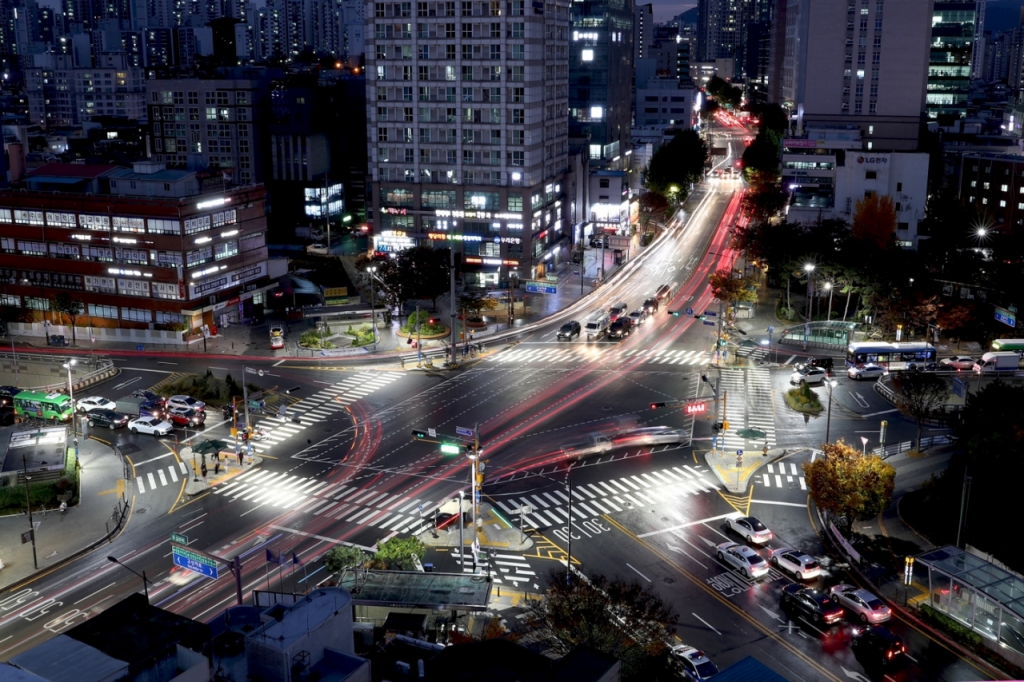 왕십리 오거리에 설치된 '성동형 스마트 횡단보도' 야경 /사진=성동구청 제공 