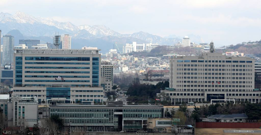 윤석열 대통령 당선인이 대통령 집무실을 용산 국방부 청사로 이전한다고 발표한 20일 오후 서울 용산구 국방부(오른쪽) 청사와 합동참모본부가 나란히 보이고 있다. /사진제공=뉴시스