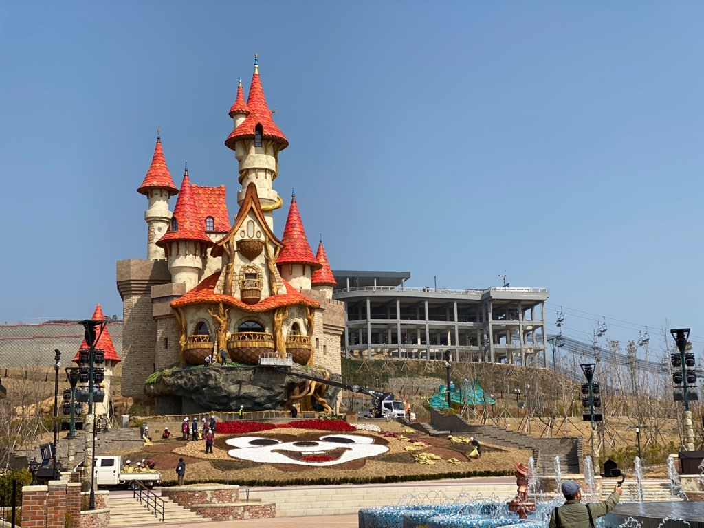 지난 24일 찾은 롯데월드 어드벤처 부산 끝자락에 위치한 메인캐슬 '로리캐슬'. 인근 사업장 루지시설로 인해 조망을 다소 해친 모습이다. 롯데월드는 캐슬 뒷편으로 벽을 설치하는 등의 방안을 고려하고 있다. /사진=유승목 기자