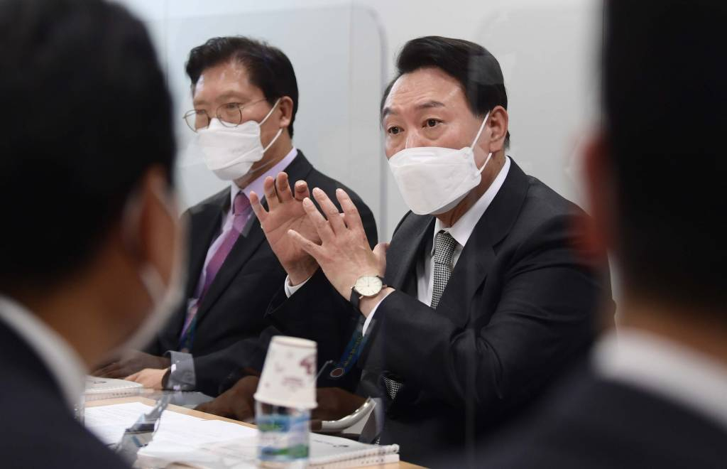 [서울=뉴시스] 인수위사진기자단 = 윤석열 대통령 당선인이 25일 오후 서울 종로구 통의동 회의실에서 열린 경제2분과 국토교통부 업무보고에 방문해 관계자들을 격려하고 있다. 2022.03.25.