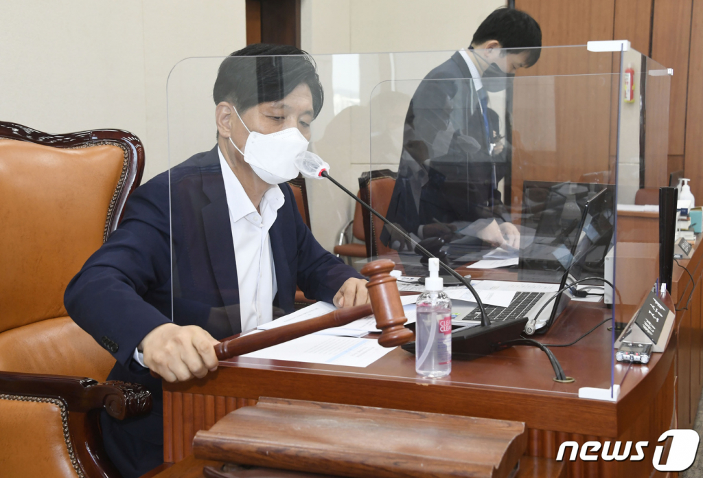 조승래 과방위 안건조정위원회 위원장이 지난해 7월 20일 서울 여의도 국회에서 구글플레이 인앱결제 강제를 막는 내용의 '구글갑질방지법'(전기통신사업법 일부개정법률안)에 관한 제3차 안건조정위원회 회의에서 의사봉을 두드리고 있다. 이 회의에 국민의힘 의원들은 참석하지 않았다. 2021.7.20/뉴스1  