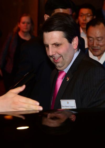 = 마크 리퍼트 주한 미국대사가 13일 서울 중구의 웨스틴조선호텔에서 금곡학술문화재단 주최로 열린 주한미군 초청 만찬에 참석한 뒤 차량에 탑승하고 있다. 2015.3.13/뉴스1  