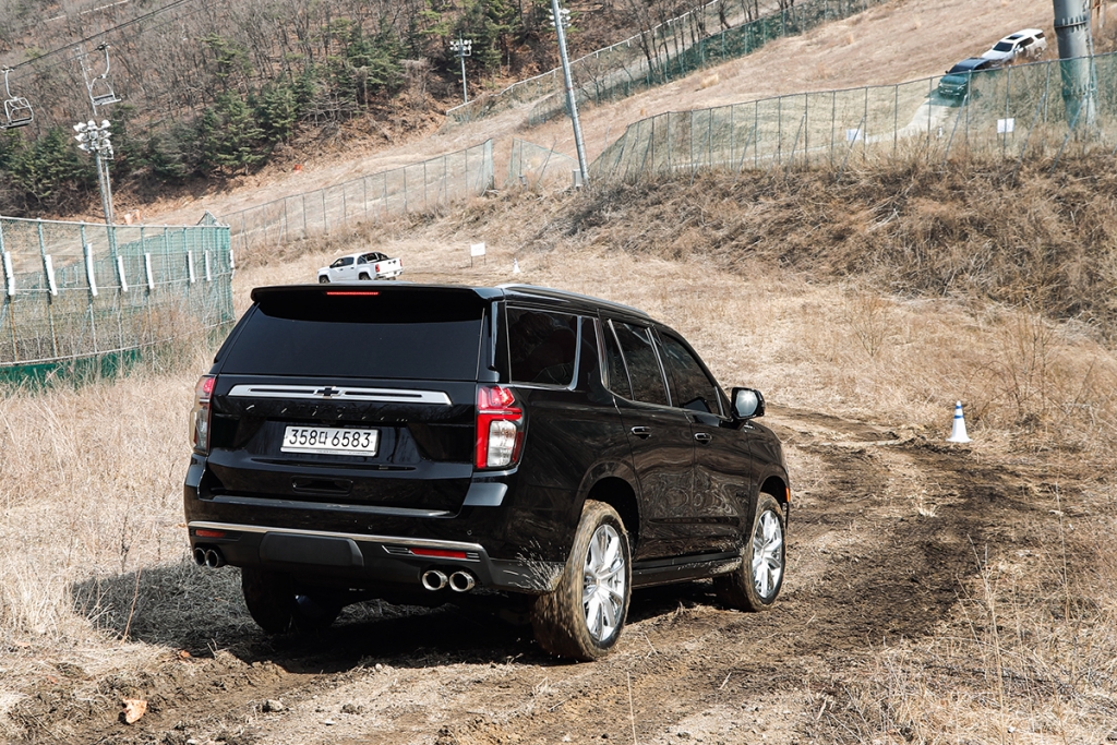 기자가 쉐보레 타호 하이컨트리 다크 나이트 에디션을 타고 오프로드 길을 주행 중인 모습/사진제공=한국GM