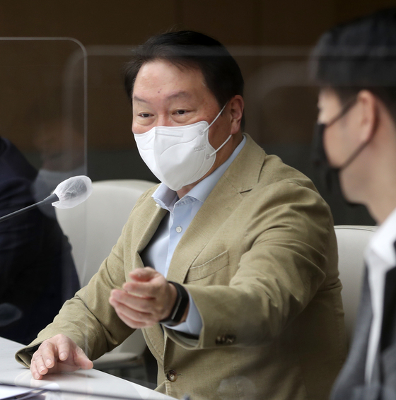 (서울=뉴스1) 오대일 기자 = 최태원 대한상의 회장이 23일 오후 서울 중구 대한상의회관에서 열린 국가발전 '사업화 챌린지' 선정기업 간담회에서 모두발언을 하고 있다. 대한상의는 이날 간담회를 시작으로 국가발전 프로젝트 공모전 수상작에 대한 사업화를 본격적으로 추진한다. 2022.3.23/뉴스1  