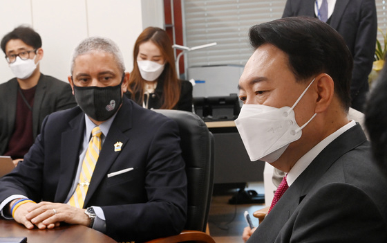 (서울=뉴스1) 구윤성 기자 = 윤석열 대통령 당선인이 11일 오후 서울 여의도 국민의힘 당사에 마련된 당선인 사무실에서 크리스토퍼 델 코소 주한미국대사대리를 접견하고 있다. 2022.3.11/뉴스1  