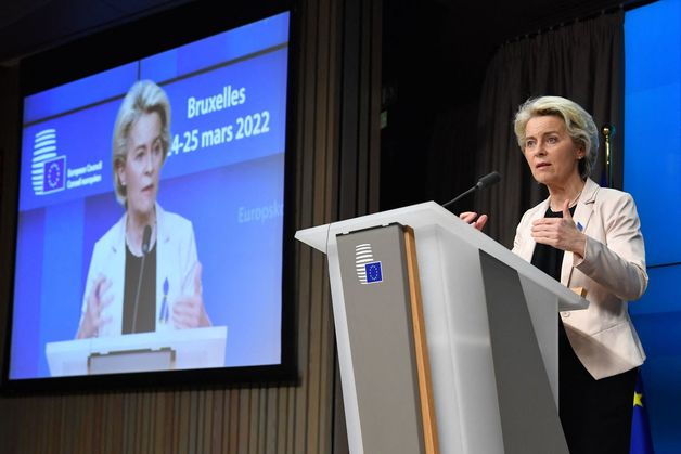 (브뤼셀 AFP=뉴스1) 우동명 기자 = 우르줄라 폰데어라이엔 EU 집행위원장이 25일(현지시간) 벨기에 브뤼셀에서 열린 EU 정상회의 중 기자회견을 하고 있다.   ? AFP=뉴스1  