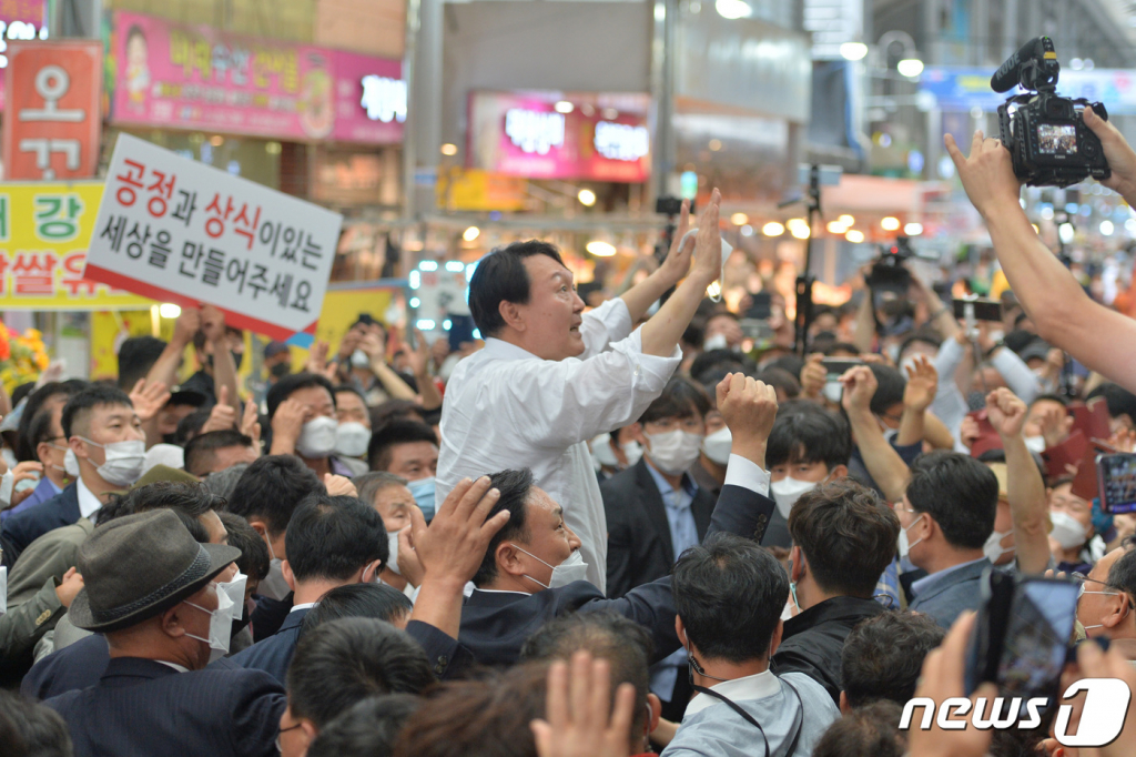 (포항=뉴스1) 최창호 기자 = 윤석열 대통령 당선인이 지난해 9월 경북 포항시 정치 1번지인 죽도시장에서 지지자들의 성원에 두손을 들어 인사하고 있다. 윤 당선인은 당시 바이오 연구개발 클러스터 조성을 약속했다. 2021.9.17/뉴스1  