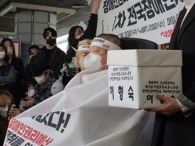 전장연은 지난달 30일 지하철 승하차 시위를 잠시 중단했다. 이동권 개선을 위한 투쟁은 이어간다. 이날 전장연은 경복궁역에서 이형숙 서울장애인자립생활센터협의회 회장을 시작으로 삭발식을 시작했다./사진= 하수민기자