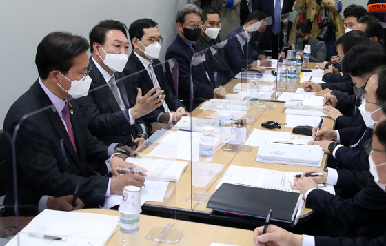(서울=뉴스1) 오대일 기자 = 윤석열 대통령 당선인이 25일 오후 서울 종로구 통의동 대통령직인수위원회에서 열린 경제2분과 국토교통부 업무보고 현장을 찾아 인사말을 하고 있다. 2022.3.25/뉴스1