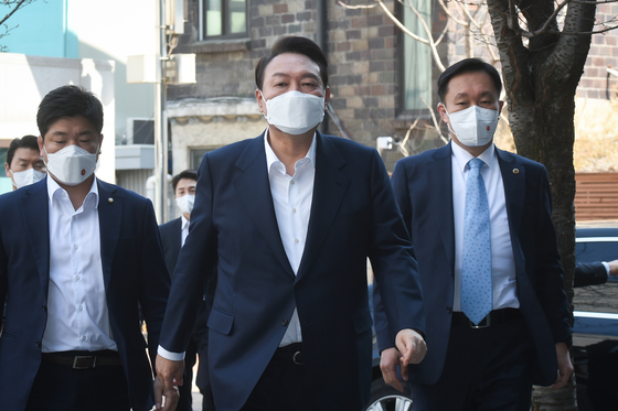 (서울=뉴스1) 인수위사진기자단 = 윤석열 대통령 당선인이 3일 오후 서울 종로구 통의동 금감원 연수원에 마련된 제20대 대통령직인수위원회에서 예정된 신임 국무총리 인선 발표를 위해 발걸음을 옮기고 있다. 윤 당선인은 새 정부 국무총리 후보자로 한덕수 전 총리를 지명할 예정이다. 2022.4.3/뉴스1