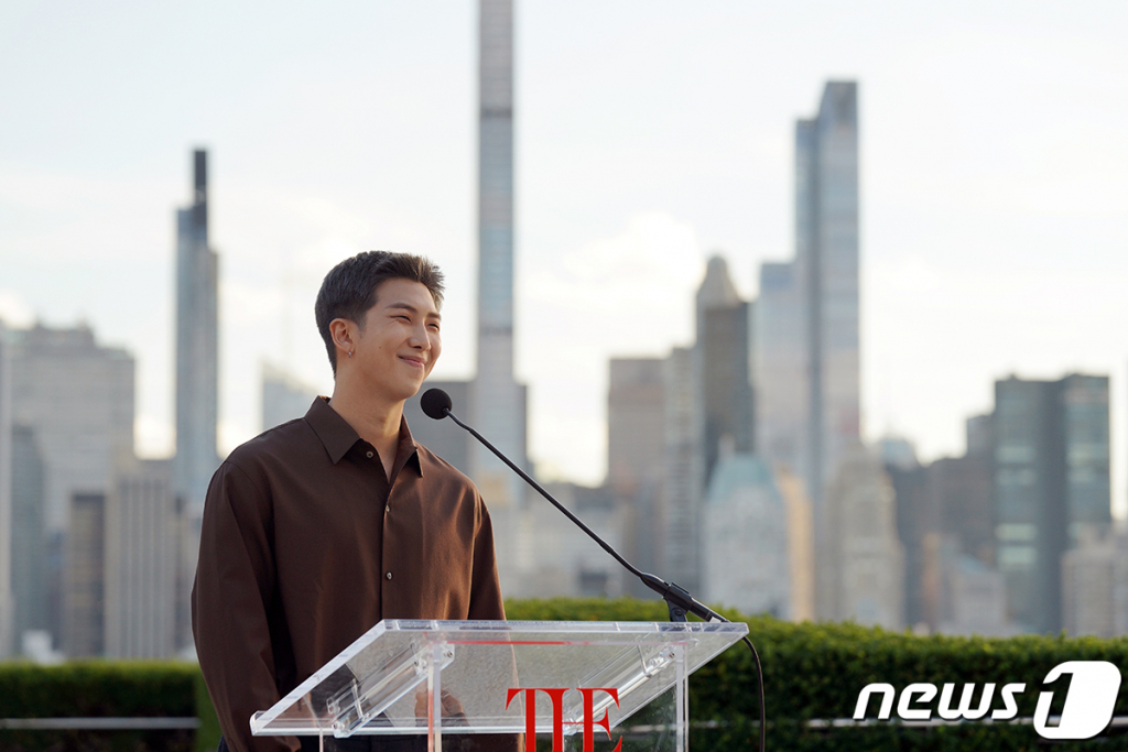 (서울=뉴스1) = '미래세대와 문화를 위한 대통령 특별사절'로 임명된 그룹 방탄소년단(BTS) RM이 20일(현지시간) 메트로폴리탄 미술관에서 한국실 관람 소감을 밝히고 있다. (청와대 제공) 2021.9.21/뉴스1  