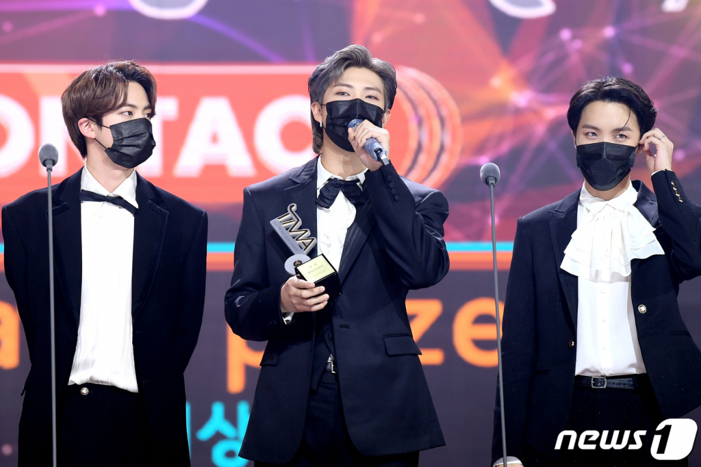 (서울=뉴스1) = 방탄소년단(BTS)의 RM(가운데)이 12일 오후 온택트로 진행된 '2020 더팩트 뮤직 어워즈(THE FACT MUSIC AWARDS, TMA)'에 참석해 '대상'을 수상한 뒤 소감을 말하고 있다. (더팩트 뮤직 어워즈 제공) 2020.12.12/뉴스1  