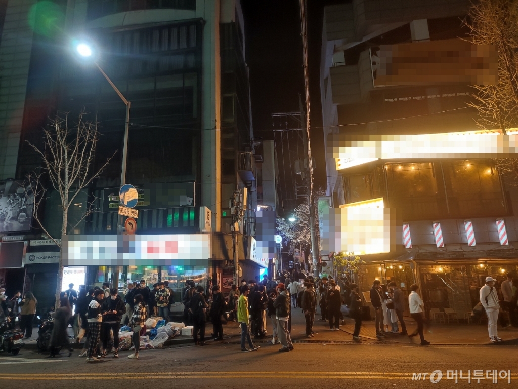 5일 오전 1시에 가까운 시간 서울 마포 홍대클럽거리. 주변 술집의 영업이 종료된 후 젊은이들이 거리로 나와 대화를 나누고 있다. /사진=정세진 기자