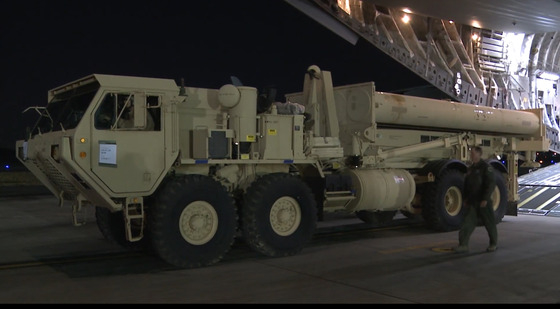 = 한미 양국은 2017년3월 7일 주한미군 사드(THAAD·고고도미사일방어) 체계의 일부가 한국에 도착했다고 밝혔다. 양국은 전날 밤 북한의 탄도미사일 발사 이후 발사대 2기가 포함된 사드 일부 포대가 미군 수송기 1대를 통해 오산 미 공군기지에 도착했다고 설명했다. 주한미군이 오산 미군기지에 도착한 사드를 수송기에서 이동하고 있다. (오산공군기지 유튜브 캡처) 2017.3.7/뉴스1   