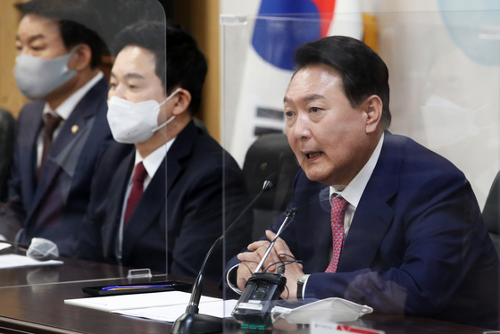 (서울=뉴스1) 오대일 기자 = 윤석열 대통령 당선인이 4일 오후 서울 종로구 삼청동 대통령직인수위원회에서 열린 인수위 기획위원회 제1차 전체회의에서 모두발언을 하고 있다. 2022.4.4/뉴스1  