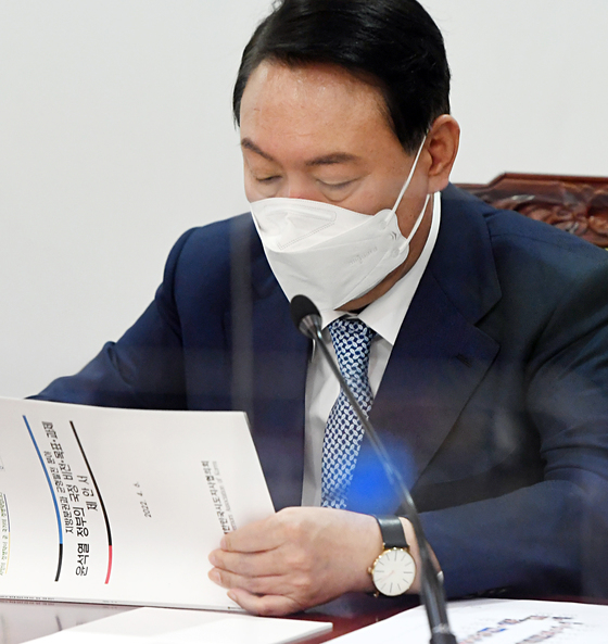 (서울=뉴스1) 인수위사진기자단 = 윤석열 대통령 당선인이 6일 오후 서울 종로구 통의동 제20대 대통령직 인수위원회에서 열린 시·도지사 간담회에서 자료를 살펴보고 있다. 2022.4.6/뉴스1  