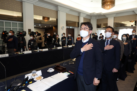 5일 오후 서울 중구 한국프레스센터에서 열린 최저임금위원회 올해 첫 전원회의에서 참석자들이 국기에 경례하고 있다./사진=뉴스1
