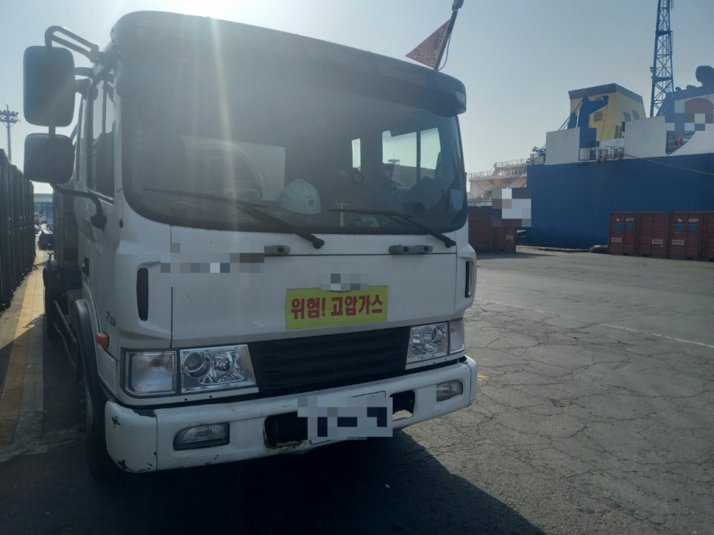 6일 오후 4시쯤 LPG 가스 운송차량인 벌크로리가 제주도의 한 선착장에서 2000톤 규모 화물선 앞에 주차돼 있다. 제주도의 한 LPG 판매업체 A사는 미허가 벌크로리로 LPG 운송 사업을 벌여 경찰의 수사를 받고 있다./사진=김성진 기자