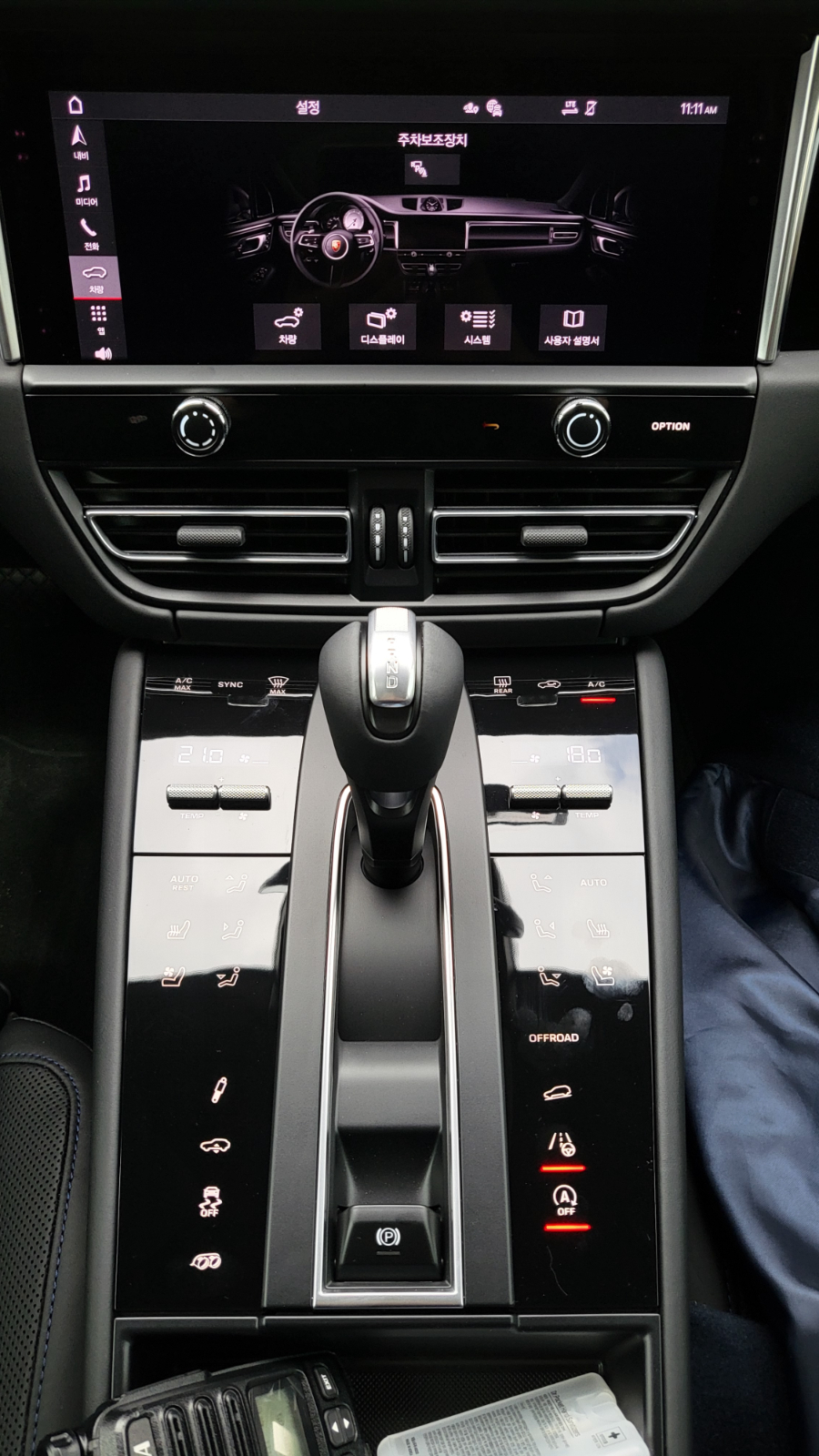 포르쉐 마칸 GTS 부분변경 모델의 센터페시아 모습/사진=이강준 기자