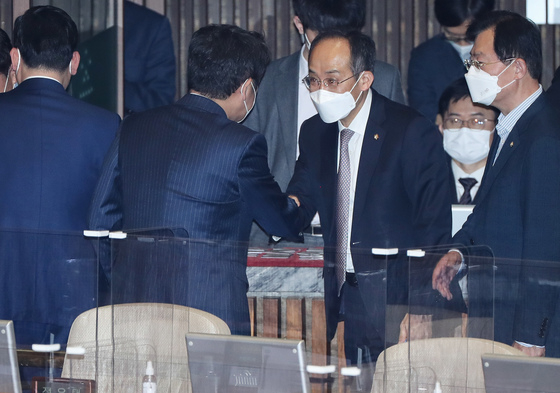 (서울=뉴스1) 유승관 기자 = 윤석열정부 초대 경제부총리 겸 기획재정부 장관에 유력한 것으로 알려진 추경호 국민의힘 의원이 5일 국회 본회의에서 동료 의원들과 인사하고 있다. 2022.4.5/뉴스1  