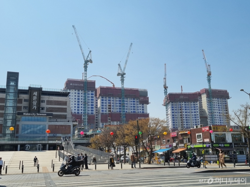 8일 서울 종로구 종묘공원에서 세운지구 쪽을 바라보자 세운상가 뒤쪽으로 세운3구역 공사 현장이 겹쳐 보인다. /사진=조성준 기자