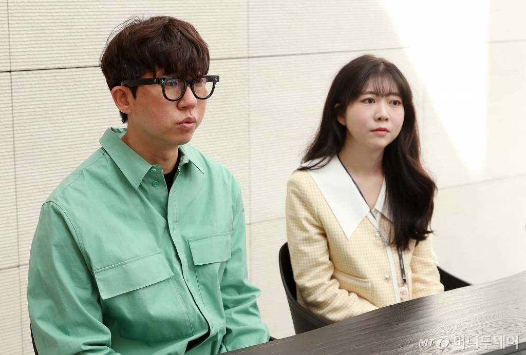 지난 8일 서울시 송파구 잠실 롯데월드타워에서 유현진 롯데홈쇼핑 캐릭터사업팀 대리(왼쪽), 김은진 롯데홈쇼핑 캐릭터사업팀 담당(오른쪽)이 기자 질문에 답하고 있다. /사진=김휘선 기자 hwijpg@