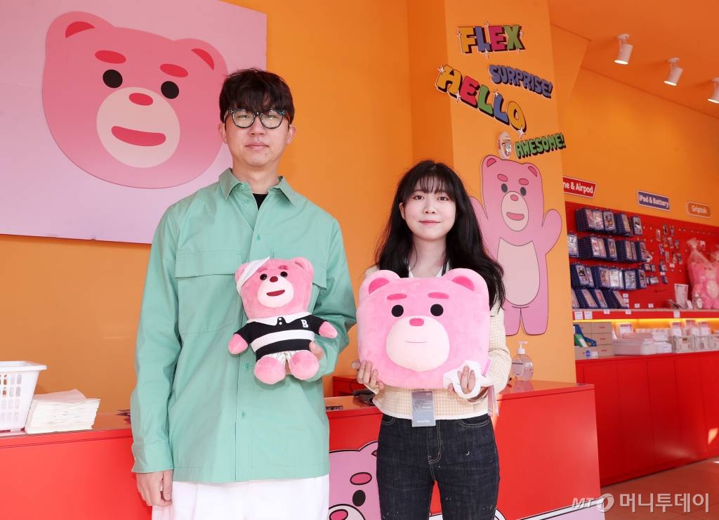 지난 8일 서울시 송파구 잠실 롯데월드몰 벨리곰 팝업스토어에서 유현진 롯데홈쇼핑 캐릭터사업팀 대리(왼쪽), 김은진 롯데홈쇼핑 캐릭터사업팀 담당(오른쪽)이 굿즈를 선보이고 있다. /사진=김휘선 기자 hwijpg@