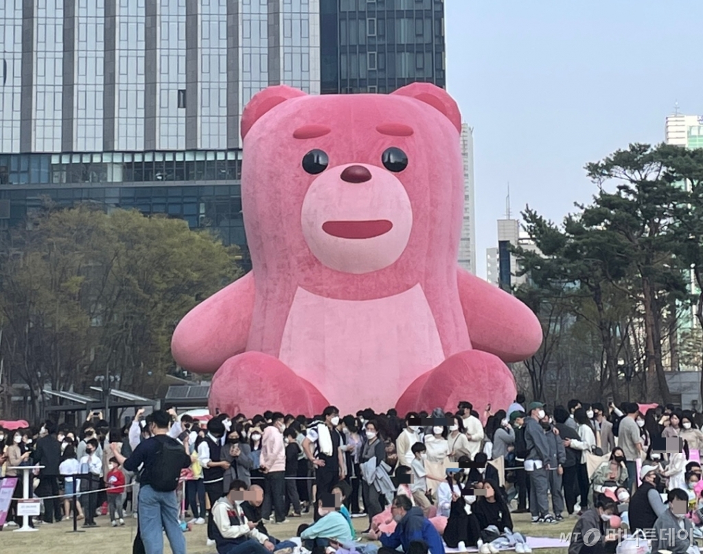 지난 9일 서울시 송파구 잠실 롯데월드타워 야외 잔디광장에 전시된 벨리곰을 보러 구름 인파가 몰렸다. /사진=이재은 기자
