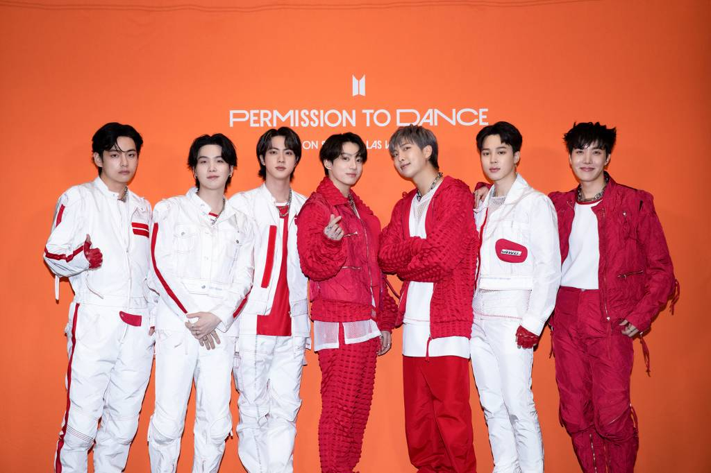 그룹 방탄소년단(BTS) 9일(현지시간) 미국 라스베이거스 얼리전트 스타디움(Allegiant Stadium)에서 진행된 'BTS PERMISSION TO DANCE ON STAGE - LAS VEGAS' 콘서트에 앞서 포즈를 취하고 있다. /사진제공=빅히트 뮤직 하이브 /사진=이동훈 기자 photoguy@