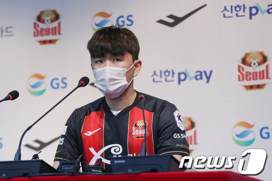 FC서울과 계약한 황인범이 10일 열린 입단식에서 질문에 답하고 있다. /사진=뉴스1