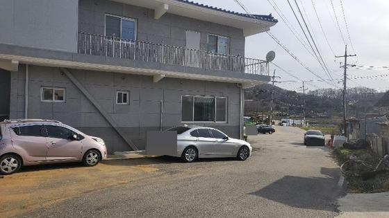 마을 회관 앞 공터에 주차했다고 주장하는 A씨의 회색 차량 /사진=보배드림