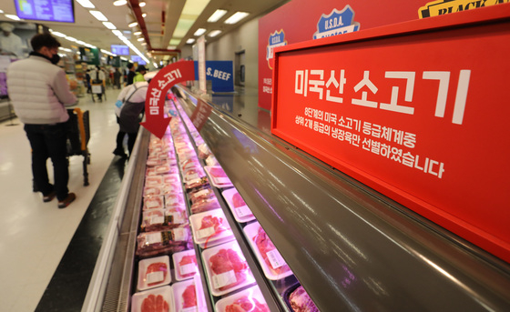 (서울=뉴스1) 박지혜 기자 = 10일 오후 서울의 한 대형마트에 미국산 소고기가 진열되어 있다.   미국육류수출협회(USMEF) 집계 결과 지난해 한국이 미국산 쇠고기의 최대 수입국이 된 것으로 나타났다. 2008년 미국산 쇠고기의 광우병 논란과 대규모 촛불집회를 겪은 뒤 13년 만의 일이다. 2022.1.10/뉴스1  