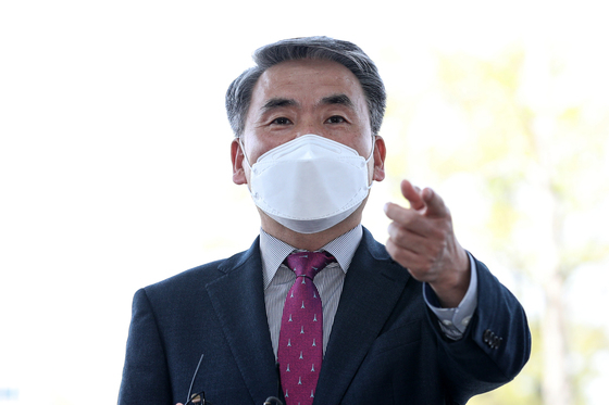 (서울=뉴스1) 이승배 기자 = 이종섭 국방부 장관 후보자가 11일 오후 서울 용산구 국방컨벤션에 마련된 인사청문회 준비사무실로 출근하며 취재진의 질문에 답하고 있다. 2022.4.11/뉴스1  