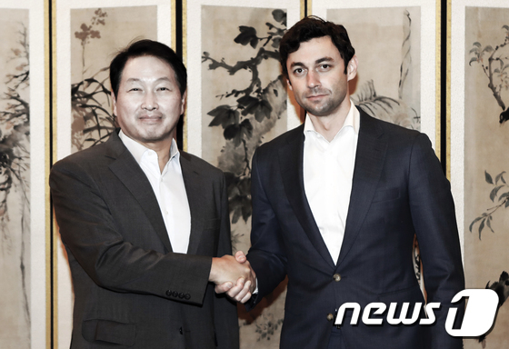 최태원 SK회장(왼쪽)이 지난 9일 서울 종로구 SK서린사옥에서 존 오소프 미국 조지아주 상원의원(민주)과 회동 전 기념촬영을 하고 있다. (SK 제공) 2021.11.10/뉴스1 