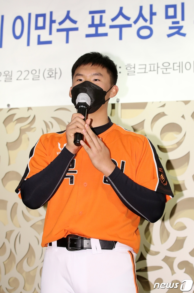 북일고 시절 박찬혁이 2020년 12월 열린 제4회 이만수 포수상 및 홈런상 시상식에서 홈런상을 수상한 후 소감을 밝히고 있다./사진=뉴스1
