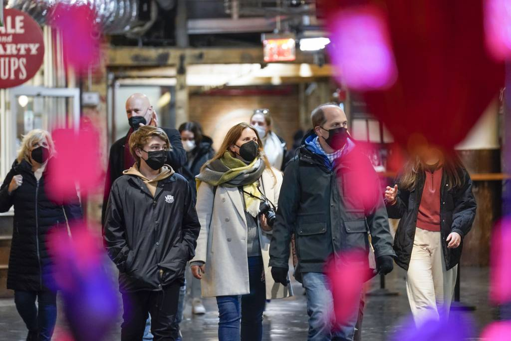 마스크를 쓴 미 뉴욕 시민들이 실내 마트를 걷고 있다/사진=뉴시스