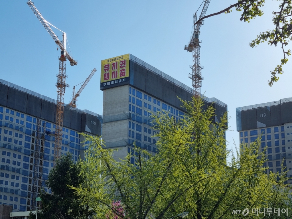 15일 서울 강동구 둔촌동 둔촌주공 재건축 공사 현장 시공사업단의 '유치권 행사중'  현수막이 공사중인 아파트 외벽에도 걸려있다. /사진=조성준 기자