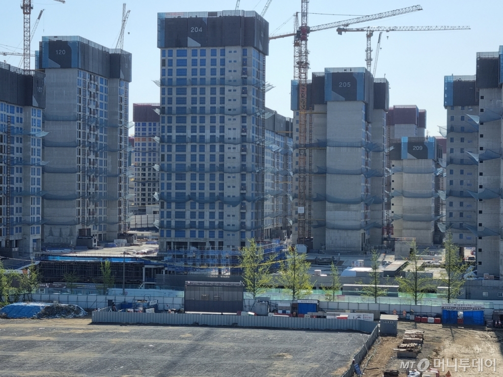 15일 서울 강동구 둔촌동 공사가 중단된 둔촌주공 재건축 공사 현장 /사진=조성준 기자