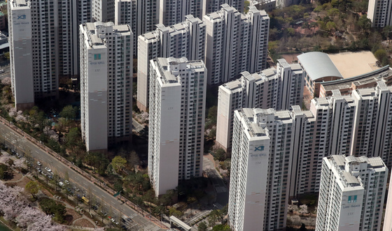 (서울=뉴스1) 장수영 기자 = 10일 서울 송파구 롯데월드타워 서울스카이에서 바라본 아파트 단지의 모습.   최근 아파트값 규제 완화에 대한 기대감이 더해지면서 강남3구를 중심으로 매수심리가 5주 연속 오름세를 보여 집 값 상승폭이 조금씩 커지는 분위기다. 이와 더불어 대통령 집무실 이전 이슈가 있는 용산은 서울에서 가장 큰 폭으로 아파트 가격이 올랐다. 2022.4.10/뉴스1  