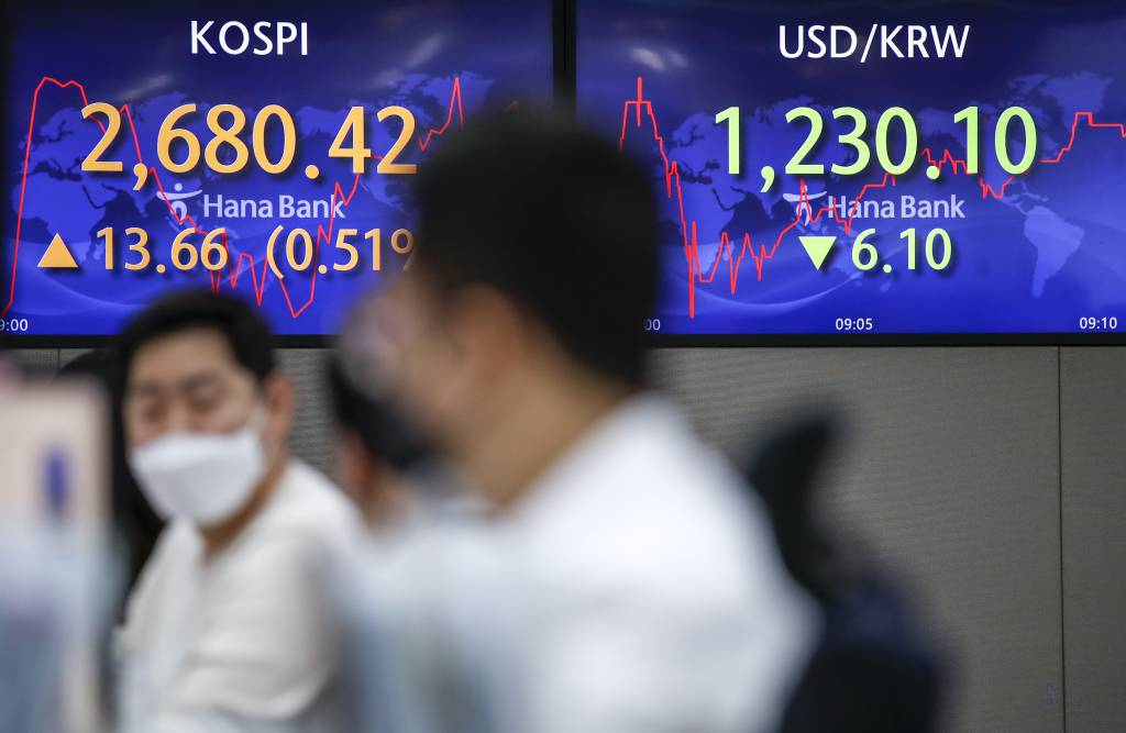 코스피가 전 거래일(2666.76)보다 10.77포인트(0.40%) 오른 2677.53에 거래를 시작한 이달 13일 오전 서울 중구 하나은행 딜링룸에서 직원들이 업무를 보고 있다. 이날 코스닥지수는 전 거래일(913.82)보다 2.07포인트(0.23%) 상승한 915.89에, 서울 외환시장에서 원·달러 환율은 전 거래일(1236.2원)보다 6.7원 내린 1229.5원에 출발했다. / 사진제공=뉴시스