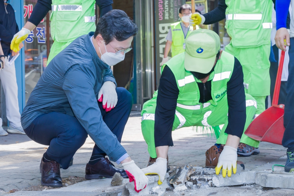 지난해 7월 영중로, 영등포로 보행친화거리를 방문한 채현일 영등포구청장 /사진제공=영등포구청