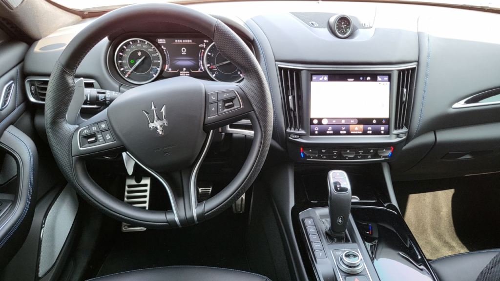 마세라티 르반떼 GT 하이브리드 내부/사진=이강준 기자