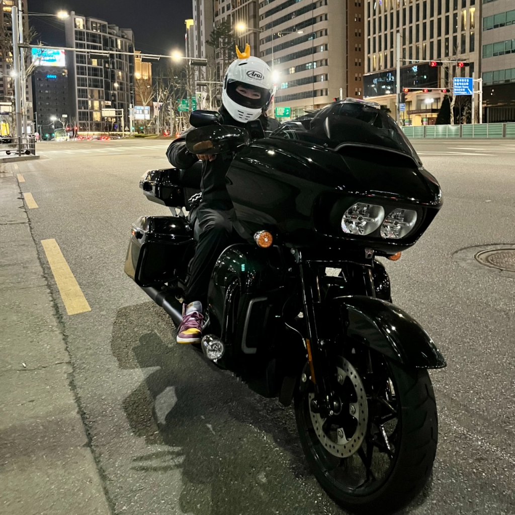 할리데이비슨 오토바이에 앉아 포즈를 취하는 기미진 변호사./사진=본인제공