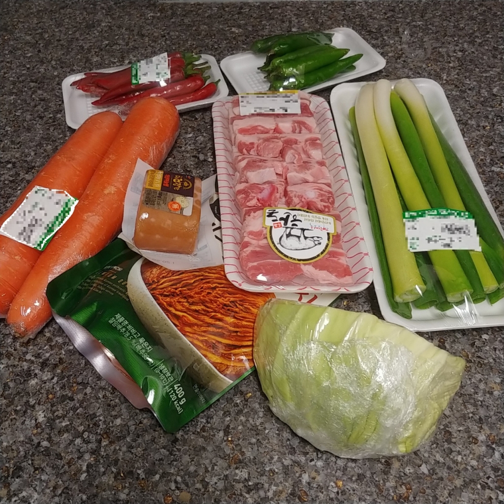 세종시 새롬동 한 마트에서 구입한 식재료들/사진=안재용 기자