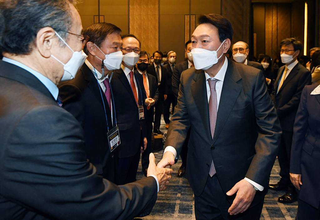 [서울=뉴시스] 인수위사진기자단 = 윤석열 대통령 당선인이 18일 오후 서울 종로구 포시즌스 호텔에서 열린 서울국제포럼(SFIA) '복합위기 극복과 글로벌 중추국가 도약을 향한 경제안보 구상' 정책 간담회에 참석해 인사를 하고 있다. 2022.04.18.